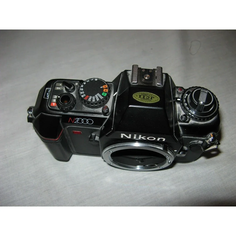 Nikon N2000 35mm Film SLR Camera Black No Lens Powers  SEE DESCRIPTION